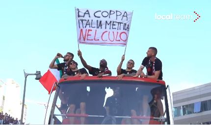 Lo striscione di Maignan e Krunic: «La Coppa Italia mettitela nel culo» (VIDEO)