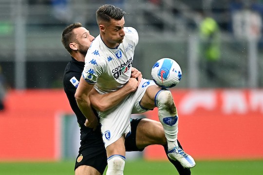 Pinamonti dedica il suo esordio in Nazionale a Mino Raiola Pinamonti dedica il suo esordio in Nazionale a Mino Raiola