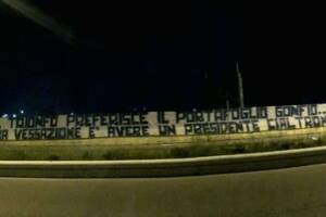 Dacci il nostro striscione quotidiano (ieri sera due contro De Laurentiis) item-thumbnail