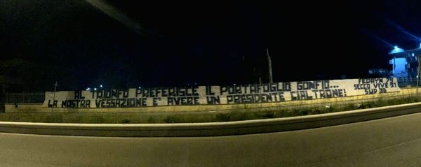 Dacci il nostro striscione quotidiano (ieri sera due contro De Laurentiis) Dacci il nostro striscione quotidiano (ieri sera due contro De Laurentiis)