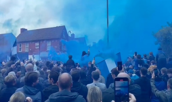 L’Everton è terzultimo (non terzo), i tifosi in festa accolgono il bus allo stadio – VIDEO