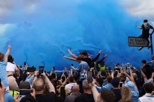 Manchester City-Liverpool tifosa di 15 anni colpita da una pinta di monetine: sarà sfregiata a vita