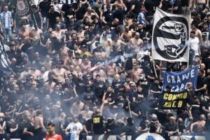 Interrotta (e poi ripresa) Spezia-Napoli, scontri tra i tifosi (VIDEO) item-thumbnail