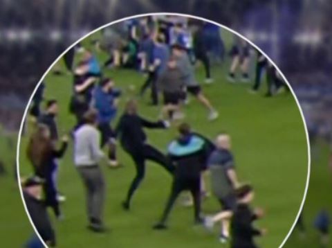 Everton-Crystal Palace, un tifoso provoca Vieira, lui lo stende con un calcio (VIDEO) Everton-Crystal Palace, un tifoso provoca Vieira, lui lo stende con un calcio (VIDEO)