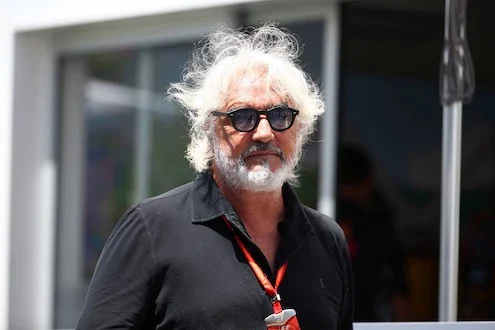 briatore antonelli in macchina si trasforma e passa dall essere un gattino a essere un leone