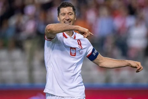 lewandowski lascia la nazionale in polemica col ct gli ha tolto la fascia per darla a zielinski un affronto al calcio
