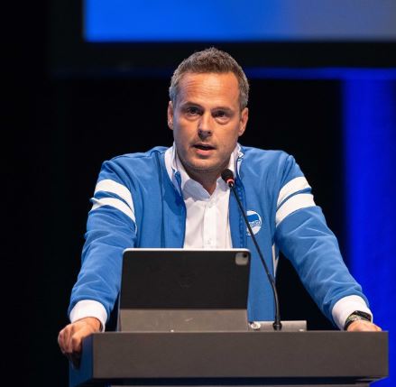 Il nuovo presidente dell’Hertha Berlino è un ex capo ultras espulso dallo stadio tre volte Il nuovo presidente dell’Hertha Berlino è un ex capo ultras espulso dallo stadio tre volte