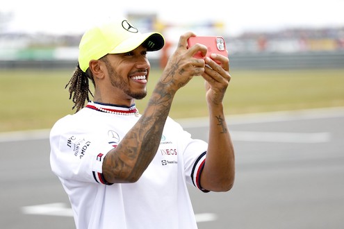 Hamilton: «Io in Ferrari? Speculazioni. Sto per rinnovare con la Mercedes»