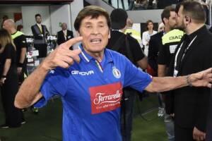 «Morandi non dice mai no ad un autografo, per una foto con un fan lasciò che gli rubassero la macchina» item-thumbnail