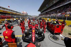 Sainz finisce in un tombino: comincia in farsa lo “spettacolare” Gp di Las Vegas (VIDEO) item-thumbnail