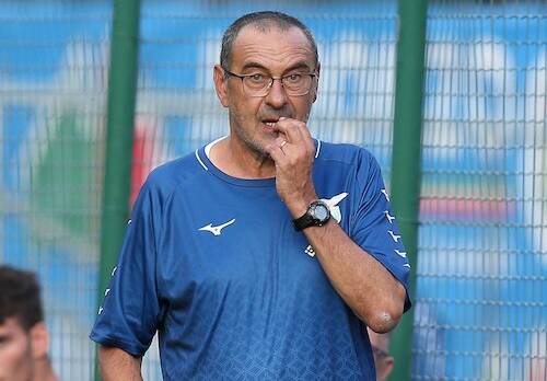 Sarri: «Perché dovrei scegliere io il terzino sinistro della Lazio? C’è chi lo fa di mestiere»