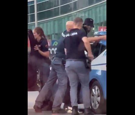 La polizia ferma Bakayoko puntandogli contro la pistola, ma è uno scambio di persona (VIDEO)
