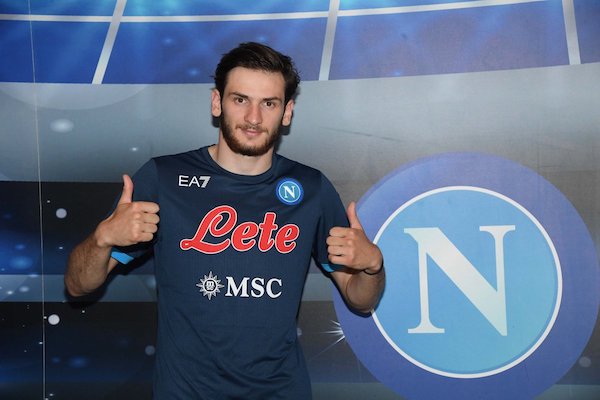 La prima foto di Kvaratskhelia con la maglia del Napoli