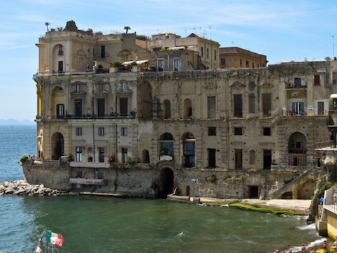 Con tutto il rispetto per Mertens, Palazzo Donn’Anna è La Capria