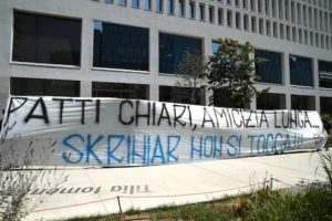 lo striscione dei tifosi dell'Inter per Skriniar