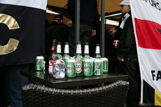 La birra come i gay, il Qatar nasconde i tendoni Budweiser “per non turbare la popolazione locale”