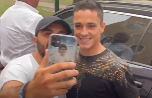 Raspadori a Villa Stuart, avete mai visto un calciatore più felice di lui con i tifosi? (VIDEO)