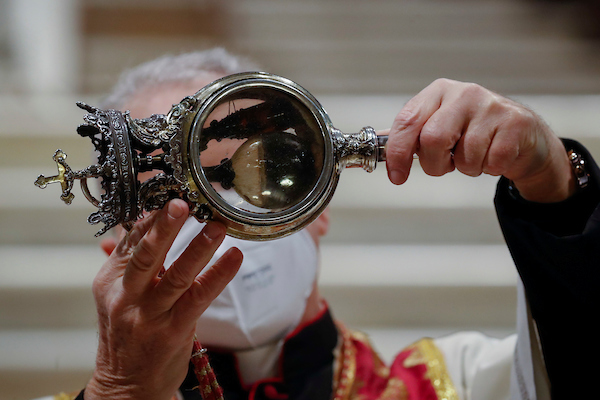 Napoli vuole vedere il sangue (come insegna il miracolo di San Gennaro)