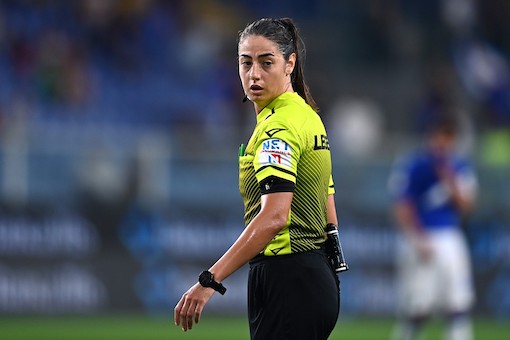 Il calcio italiano festeggia la donna-arbitro in Serie A come lo sbarco sulla Luna. Sembra il 1945