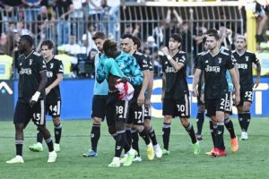 I giocatori della Juventus dopo la sconfitta a monza