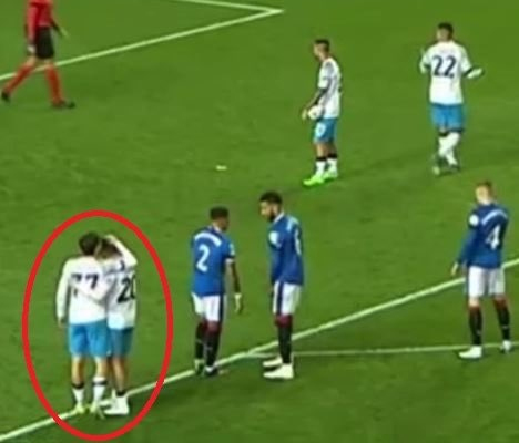 Kvara va ad abbracciare Zielinski prima del rigore di Politano: l’immagine è virale sul web Kvara va ad abbracciare Zielinski prima del rigore di Politano: l’immagine è virale sul web