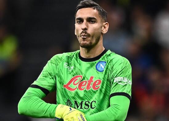 Meret para il rigore del Milan e salva il Napoli