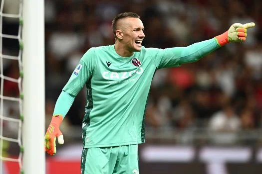 Skorupski si fa male rinviando dopo 5 minuti: che qualcuno aiuti questi calciatori Skorupski si fa male rinviando dopo 5 minuti: che qualcuno aiuti questi calciatori