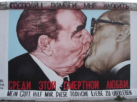 Il famoso mural se del bacio tra Honecker e Breznev