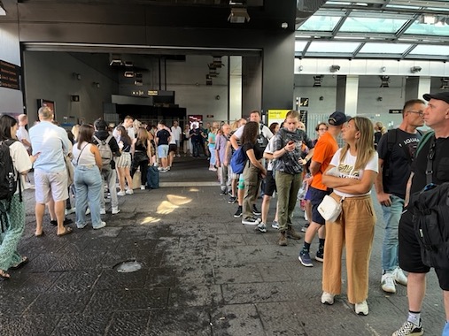 Napoli, a Piazza Garibaldi venti minuti per fare un biglietto della metropolitana Napoli, a Piazza Garibaldi venti minuti per fare un biglietto della metropolitana