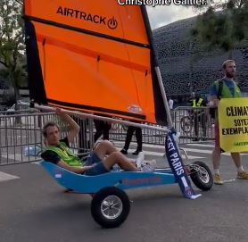Greenpeace piazza un carro a vela davanti al Parc des Princes in risposta a Galtier (VIDEO)