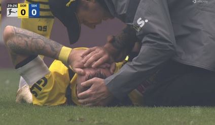 Borussia-Schalke, brutto infortunio per Marco Reus. Lascia il campo in barella (VIDEO)