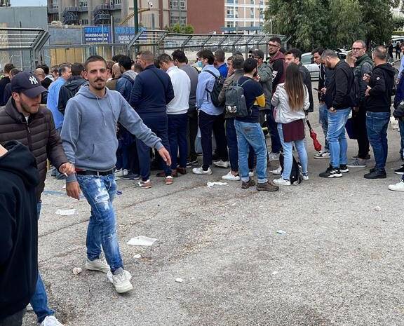 Anche sette ore in fila per ritirare i biglietti di Ajax-Napoli (c’è chi deve tornare)