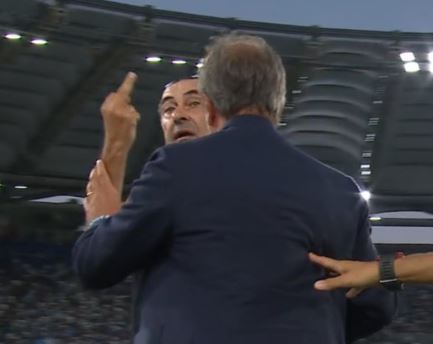 Lazio-Verona, Sarri mostra il dito medio alla panchina avversaria (VIDEO)
