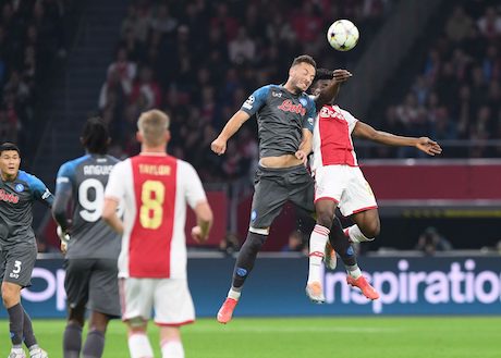 De Telegraaf: “L’Ajax è lo zimbello d’Europa, il Napoli è da leccarsi le dita”
