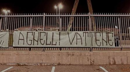 I Viking contro Agnelli: «Agnelli vattene. Allegri, non dimetterti mai» I Viking contro Agnelli: «Agnelli vattene. Allegri, non dimetterti mai»