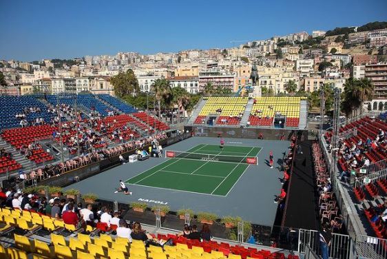 Una sola partita “serale” e l’hanno pure sospesa per umidità: all’Atp di Napoli un problema dietro l’altro