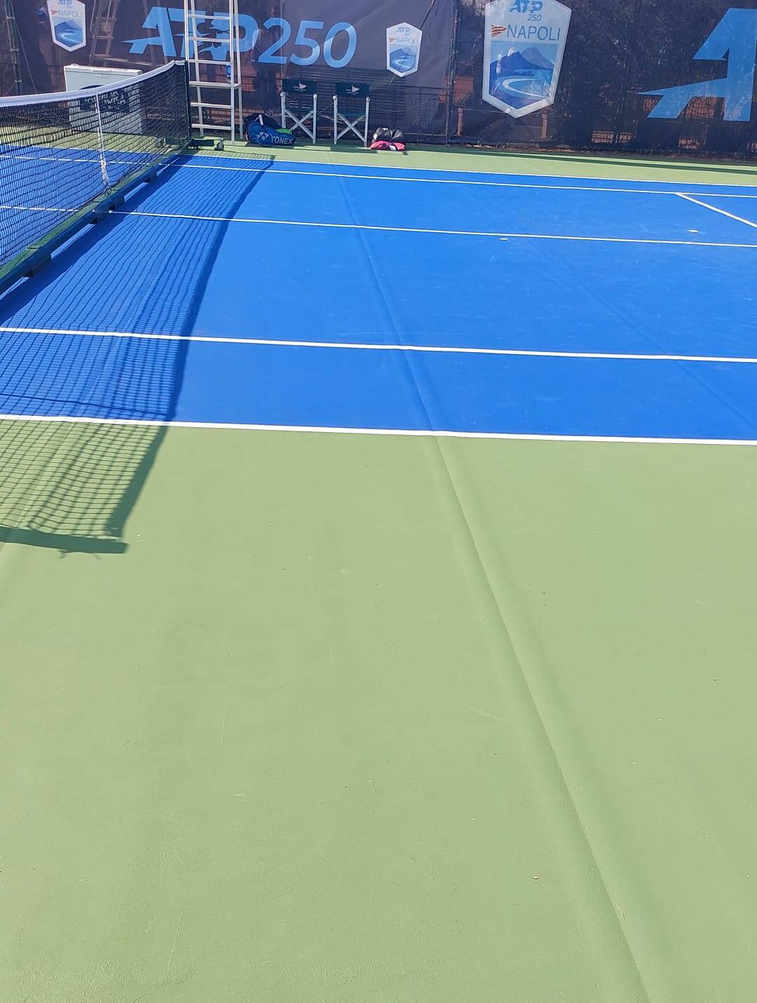 Problemi ai campi, i giocatori si lamentano: il torneo Atp di Napoli parte a scoppio ritardato Problemi ai campi, i giocatori si lamentano: il torneo Atp di Napoli parte a scoppio ritardato