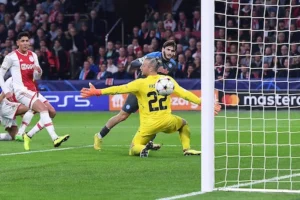 new age, il gol di Kvara all'Ajax Napoli