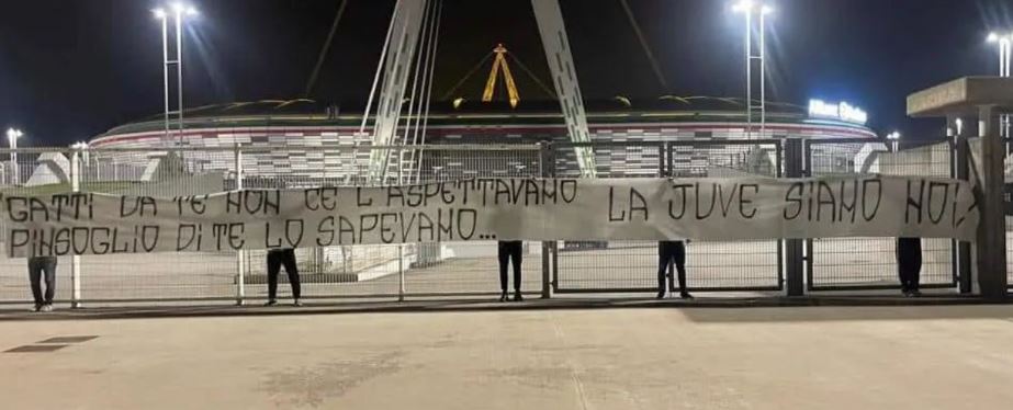 Striscione degli ultras Juve contro Gatti e Pinsoglio: «La Juve siamo noi» (VIDEO)