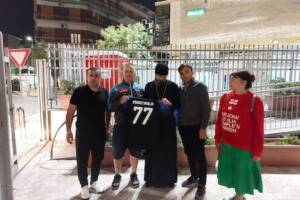 Una maglia di Kvaratskhelia donata alla comunità georgiana di Napoli item-thumbnail