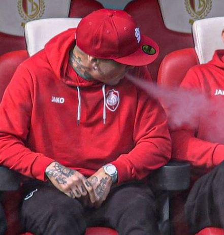 Nainggolan sorpreso a fumare in panchina, l’Anversa lo espelle dalla squadra Nainggolan sorpreso a fumare in panchina, l’Anversa lo espelle dalla squadra