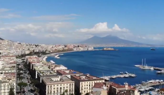 «Napoli ha un’identità debole. I napoletani si guardano attraverso lo schermo dei cliché»
