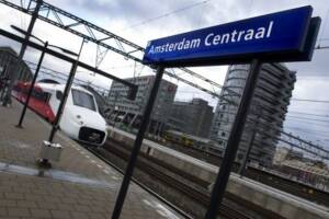 La polizia olandese ha fermato 103 tifosi del Napoli ad Amsterdam item-thumbnail