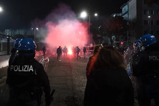 scontri tra tifosi di atalanta e como che si incrociano in autogrill rissa con petardi e fumogeni