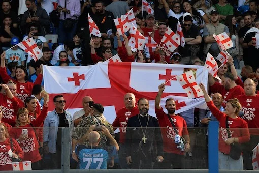 tifosi georgiani la maglia lanciata da Kvaratskhelia