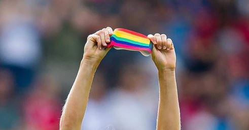 La Fifa minaccia l’ammonizione per la fascia Lgbtq+. Si va alla guerra o si china il capo?