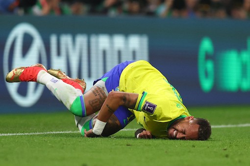 L’infortunio di Neymar tra Champions, Mondiali e sponsor: per il padre, «sei-otto settimane di stop»