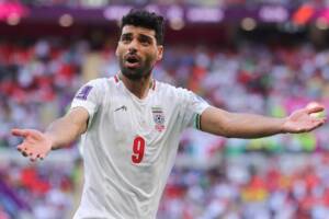 «In Iran il regime ha paura: per la prima volta i lavoratori protestano con le élite culturali e sportive» item-thumbnail