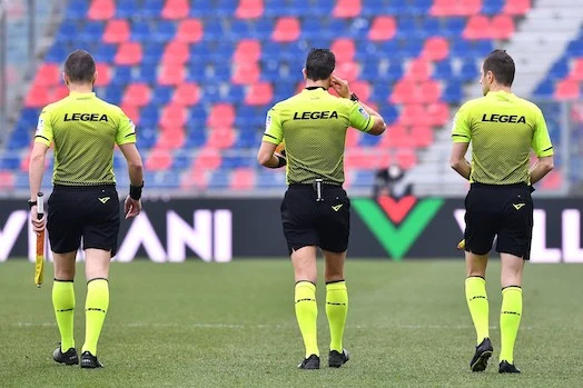 Gli arbitri forniscono un servizio, non sono la parte attiva del calcio. Questo concetto a loro non è chiaro (Zazzaroni) Gli arbitri forniscono un servizio, non sono la parte attiva del calcio. Questo concetto a loro non è chiaro (Zazzaroni)