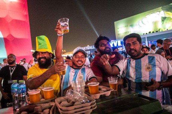 Qatar, scontri tra tifosi argentini e messicani – VIDEO